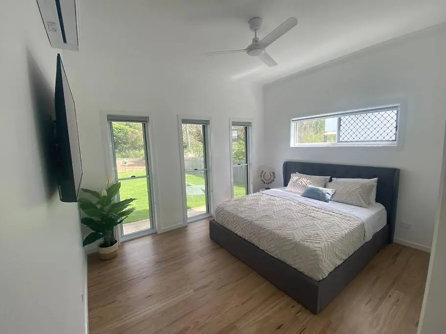 Rules Beach House Qld 4674- Opt 2 - 3Bdr Unit, 2Br Deepwater Australia